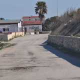 Oltrepassate le frazioni �Le Macchie� e �San Matteo� di fatto occupate da abitazioni e residence privati che non permettono l�accesso al mare, dopo due chilometri di cammino riusciamo finalmente a incrociare una via che ci permette di raggiungere la costa, in localit� �Belluogo�. 
La strada ci porta davanti al lido �Mamas beach�, unico edificio ancora attivo in questa zona